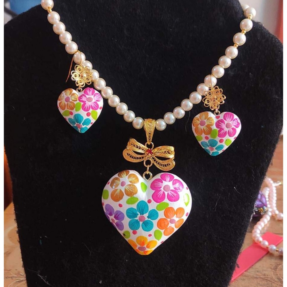 Hand made gold plated 24 kt. Gold filigree hand made and painted copan wood.